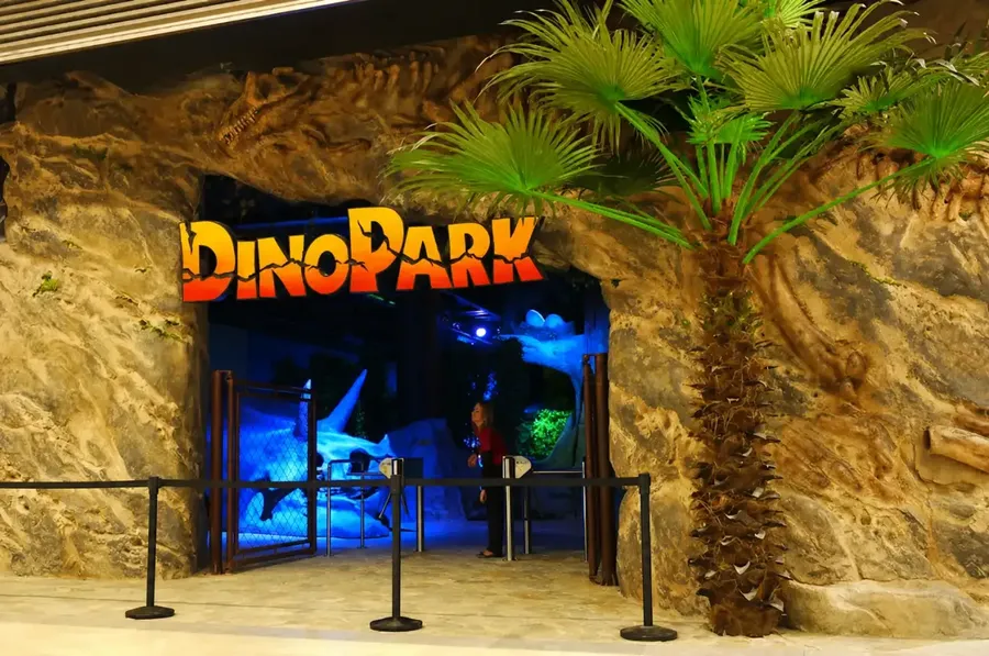 Model dinosaura v životní velikosti v Dinoparku Liberec